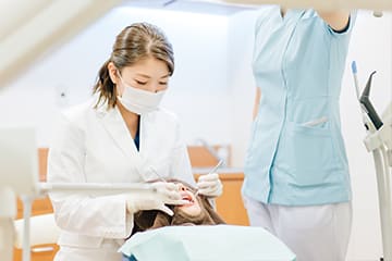 セラミック治療の前に、歯周病認定医が歯肉の状態を整えます