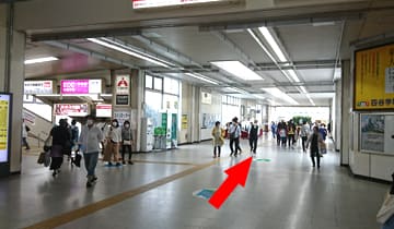 藤沢駅の改札を出て右に進み、階段右の通路を通ります。